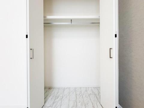 居室にはたっぷりの収納スペースが備わり、衣類や小物をすっきりと整理整頓できます。整理がしやすく、居室を広々と使えるため、快適で清潔感のある空間が保たれます。