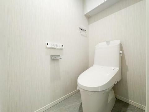 清潔感のあるトイレは、シンプルでモダンなデザインが魅力です。広めのスペースでゆったりと使えるため、毎日の生活がより快適に。綺麗だからこその心地よさを感じられる空間です。