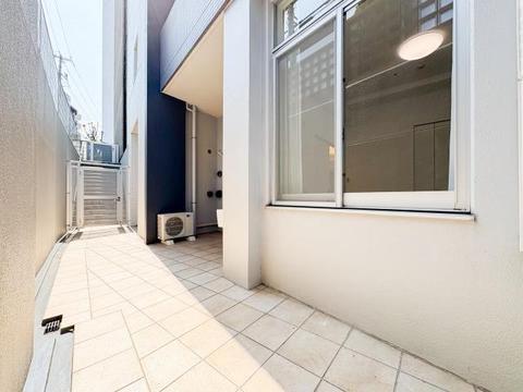 シンク付き水栓がある広々としたテラスがございます。陽光を取り入れつつ、外からの視線を感じないプライベート空間で、洗濯物を干すだけでなく趣味嗜好のスペースとしてもご利用いただけます。