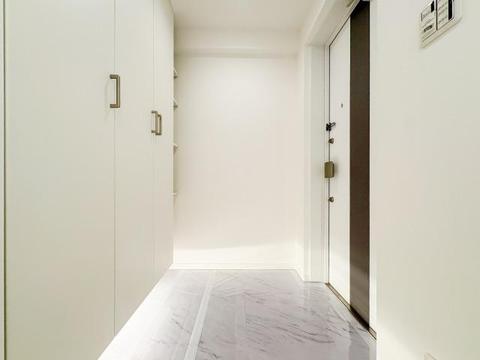 広々とした玄関スペースは、家族や来客を温かく迎え入れる心地よい空間です。ゆとりあるスペースがあるため、荷物の置き場にも困らず、快適な住まいの入り口としての機能が充実しています。