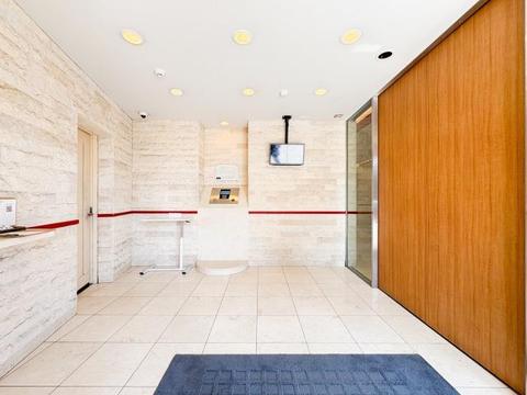 エントランスのゆとりある空間は、住む人を心地よく迎え入れます。美しいデザインと管理が行き届いた清潔感が魅力で、生活の質を高めてくれる特別な空間です。