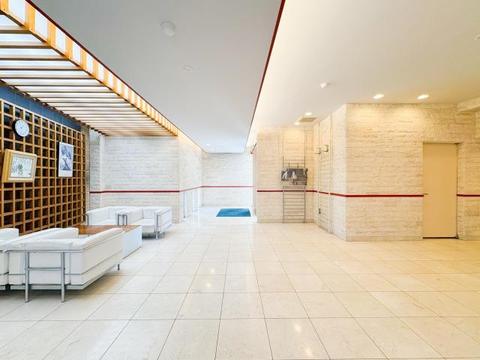 デザイン性が高く、落ち着きのあるロビーは、住民の心を癒す空間です。広々としたスペースと清潔感が行き届いており、居心地よく利用できる、快適で特別なひとときが味わえます。