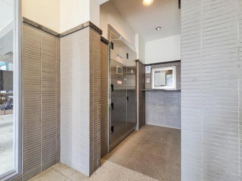 宅配ボックス完備で、いつでも荷物を受け取れる便利さが魅力。外出が多い方や不在時にも安心して利用でき、受け取りの手間が軽減されるため、時間を有効に使えます。暮らしの快適さがアップするポイントです。