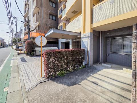 エントランスのゆとりある空間は、住む人を心地よく迎え入れます。美しいデザインと管理が行き届いた清潔感が魅力で、生活の質を高めてくれる特別な空間です。