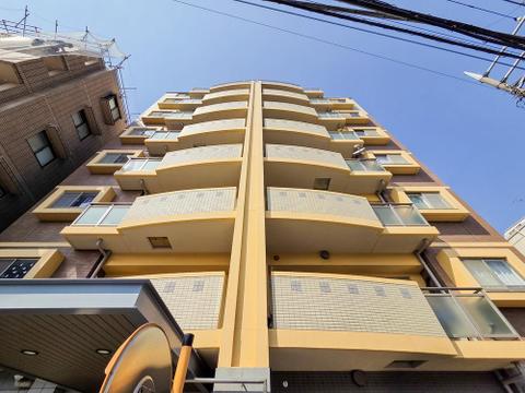 存在感のある外観が特徴のマンション。落ち着いたデザインとしっかりとした構造が安心感をもたらし、住まいとしての信頼性が感じられる美しい造りです。