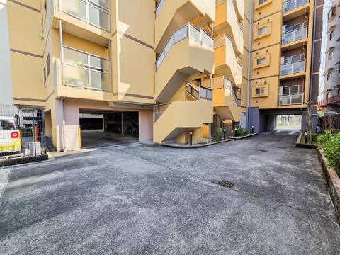 ワンフロアで完結する生活動線が魅力のマンション。階段の上り下りがないフラットな設計で、日々の家事や移動がスムーズです。管理体制がしっかりしているため、共用部分も美しく保たれており、快適に暮らせます。