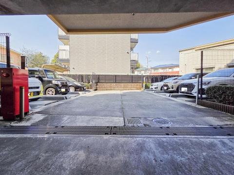 敷地内に駐車場があるため、車の移動がスムーズに行え、日常の外出が便利です。マンションの管理体制が整っており、防犯面でも安心して利用できる駐車場です。