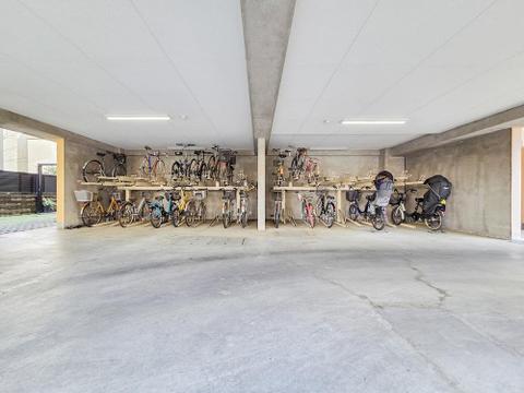 敷地内の駐輪場は、自転車を使う方にとって便利な設備です。整ったスペースで、通勤や通学にも安心して利用でき、日々の生活に利便性と快適さをプラスしてくれます。