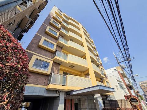 スタイリッシュで洗練された外観が、毎日帰宅するのを楽しみにさせてくれます。上質なデザインが目を引き、住む人にも訪れる人にも好印象を与える美しい佇まいが魅力です。