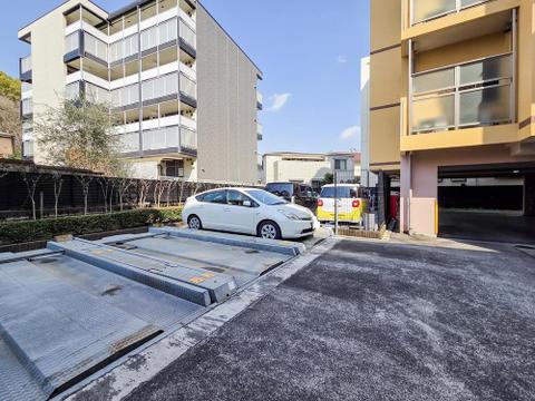 敷地内に駐車場があるため、車の移動がスムーズに行え、日常の外出が便利です。マンションの管理体制が整っており、防犯面でも安心して利用できる駐車場です。