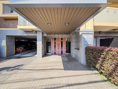 エントランスのゆとりある空間は、住む人を心地よく迎え入れます。美しいデザインと管理が行き届いた清潔感が魅力で、生活の質を高めてくれる特別な空間です。