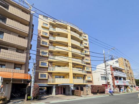 外観はシンプルながらも洗練されたデザインで、周囲の街並みにも調和しています。品のある佇まいが、暮らしに安心感と誇りをもたらしてくれます。