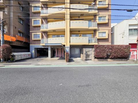 エントランスには、豊かな緑が配置され、訪れる人の心を和ませます。落ち着いた空間設計が印象的で、住む人や来客に上質な時間を提供してくれます。