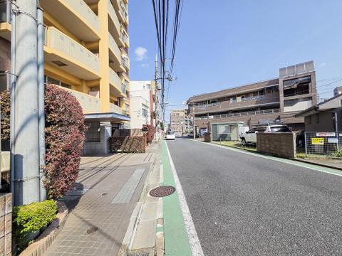 閑静な住宅街に立地するため、周囲の喧騒を感じることなく落ち着いて過ごせる住環境が魅力です。穏やかな空気が流れ、日常の疲れを癒すためのゆったりとした時間が過ごせる住まいです。