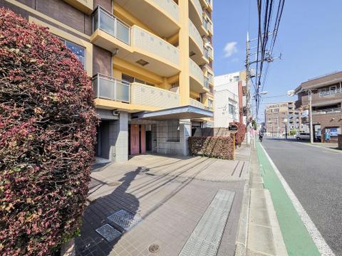 共用部分の美しい管理が印象的なマンション。清掃が行き届いており、住む人や来客にとっても心地よい空間が広がります。清潔感が保たれているため、安心して生活を楽しめる住まいです。