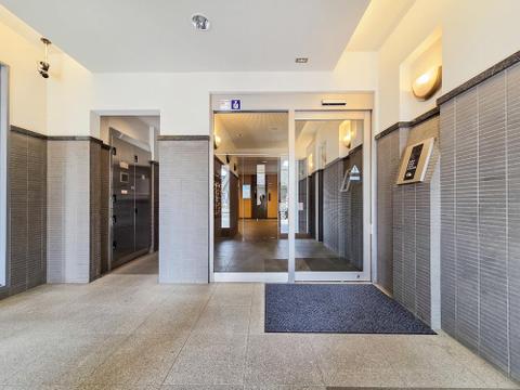 オートロックでセキュリティが確保されたマンションは、安心感があり快適な日常が実現します。不審者の出入りが制限され、住む人のプライバシーも守られるため、安全に過ごせる住まいです。