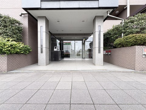 エントランスのゆとりある空間は、住む人を心地よく迎え入れます。美しいデザインと管理が行き届いた清潔感が魅力で、生活の質を高めてくれる特別な空間です。