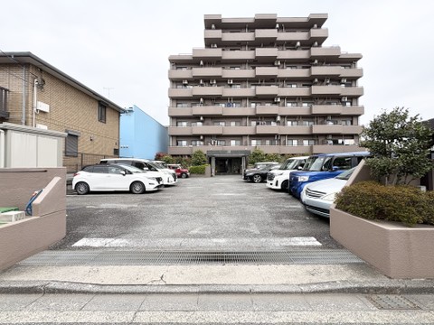 コミュニティの良さが詰まったマンション。共用施設や緑地が豊かで、交流の場が多いため、にぎやかで温かみのある暮らしが楽しめます。安心感と心地よさが広がる環境です。
