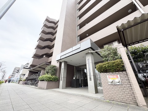 落ち着いた佇まいが魅力のマンションで、帰宅するたびにほっとする安らぎが感じられます。高級感と清潔感が漂う外観が、暮らしに彩りを添えてくれる住まいです。