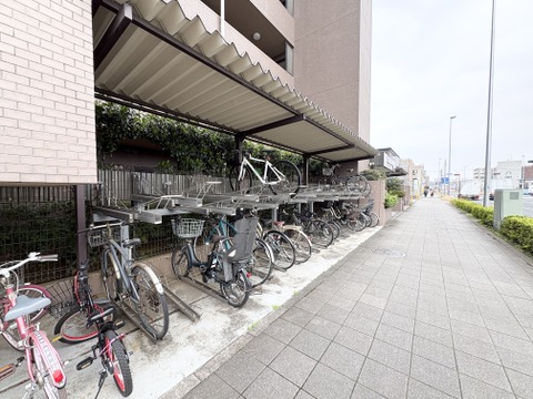 敷地内の駐輪場は、自転車を使う方にとって便利な設備です。整ったスペースで、通勤や通学にも安心して利用でき、日々の生活に利便性と快適さをプラスしてくれます。