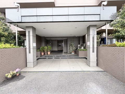 エントランスには、豊かな緑が配置され、訪れる人の心を和ませます。落ち着いた空間設計が印象的で、住む人や来客に上質な時間を提供してくれます。