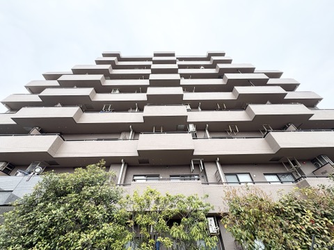 落ち着いた色調とデザインが特徴の外観は、住む人の心を和ませる上品な佇まい。高級感と清潔感が漂い、安心して暮らせる住環境を実感できます。