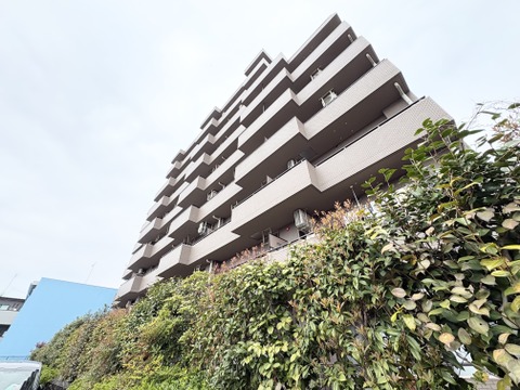 外観はシンプルながらも洗練されたデザインで、周囲の街並みにも調和しています。品のある佇まいが、暮らしに安心感と誇りをもたらしてくれます。