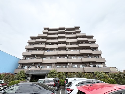 ワンフロアで完結する生活動線が魅力のマンション。階段の上り下りがないフラットな設計で、日々の家事や移動がスムーズです。管理体制がしっかりしているため、共用部分も美しく保たれており、快適に暮らせます。