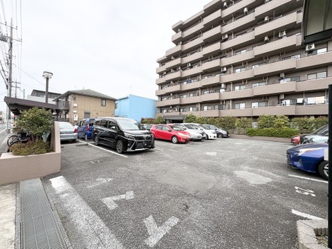 敷地内に駐車場があるため、車の移動がスムーズに行え、日常の外出が便利です。マンションの管理体制が整っており、防犯面でも安心して利用できる駐車場です。