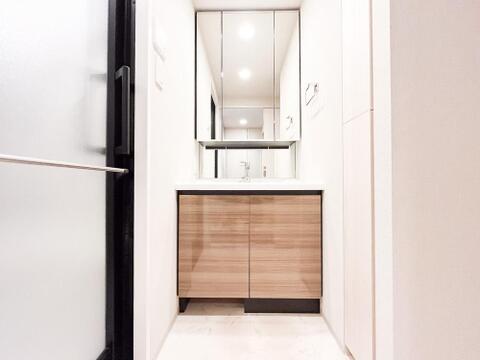 三面鏡で、使い勝手の良い洗面化粧台。鏡部分の中にはキャビネット収納を完備。