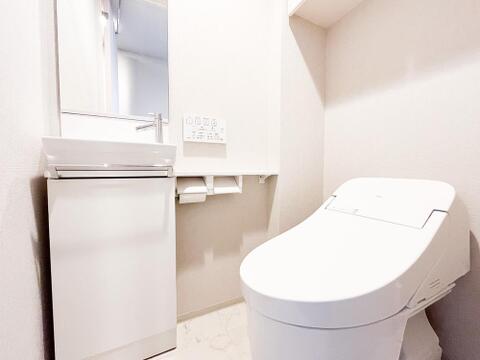 清潔感が大事なトイレスペース。ついつい考え事をしてしまうほど落ち着く空間です。