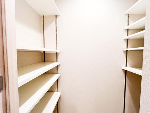 大きなシューズクローゼットを完備した、玄関スペース。