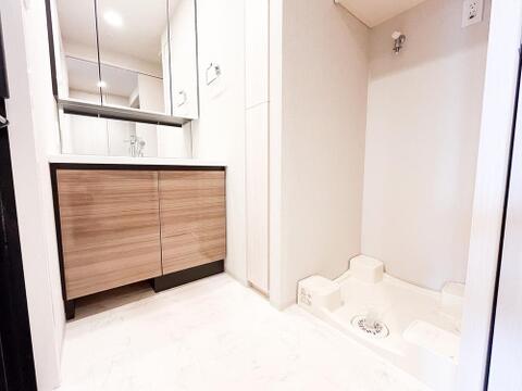 ホワイトベースで清潔感のある洗面化粧台。毎日の身だしなみはここから始まります。