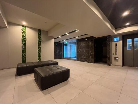 まるで高級ホテルに来たかのようなラグジュアリーな雰囲気のエントランススペース。