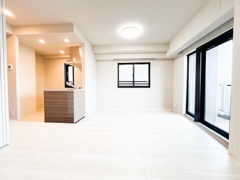 陽当たり良好なLDKは、温かな陽光と爽やかな風が通り抜ける安息の住空間。