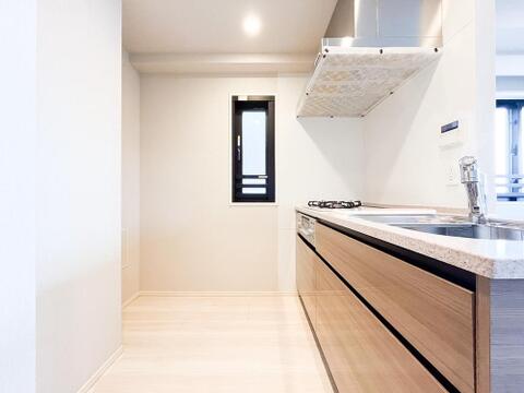 目の前をオープンにすることで開放感があり、コミュニケーションが円滑になる対面式キッチン。