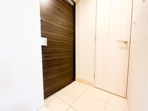 大きなシューズクローゼットを完備した、玄関スペース。
