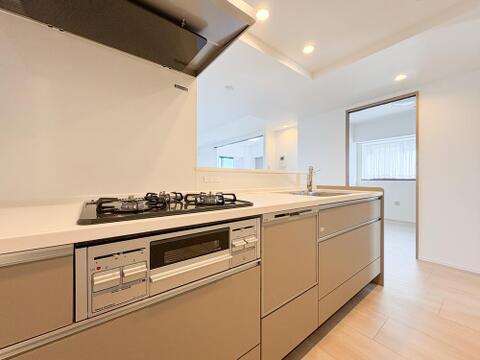 システムキッチンの対面式デザインで、リビングやダイニングを見渡しながら料理を楽しめます。広々とした作業スペースと充実した収納力で、日々の家事が快適に。毎日の調理時間がより楽しいひとときに変わります。