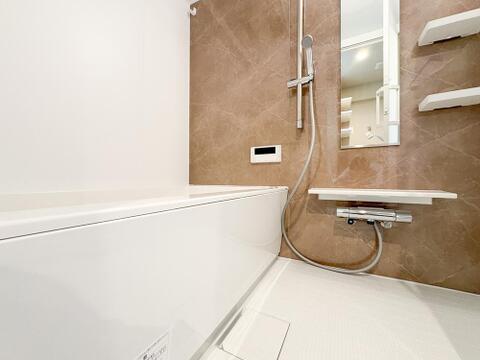 ゆったりとした広さのバスルームで、1日の疲れを癒す贅沢な時間が過ごせます。清潔感とモダンなデザインが、快適な入浴タイムを提供し、リラックスできる空間で一日の締めくくりの時間をお過ごしいただけます。