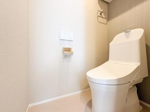 清潔感のあるトイレは、シンプルでモダンなデザインが魅力です。広めのスペースでゆったりと使えるため、毎日の生活がより快適に。綺麗だからこその心地よさを感じられる空間です。