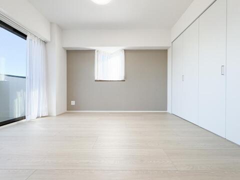 窓から差し込む柔らかな光が心地よい居室は、広さがあり、のびのびとした気分で過ごせます。趣味やリラックスの時間を楽しめる多用途な空間で、心安らぐ毎日が広がります。