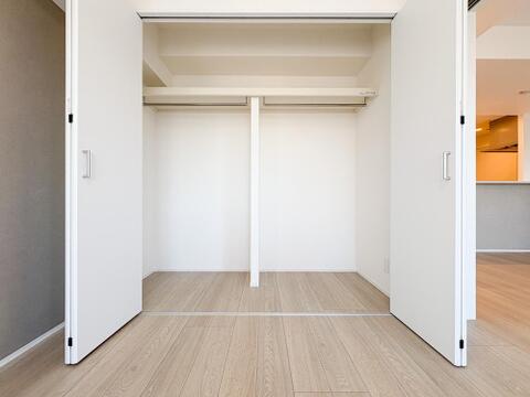 居室に備わった収納スペースは充実しており、季節物や衣類がしっかり収まります。部屋を広く有効活用できる設計で、整理整頓が楽に進み、ゆとりある暮らしが実現します。