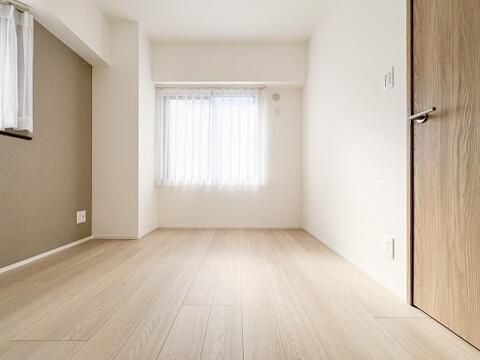 広々とした居室は、たっぷりと日差しが差し込み、ゆったりとしたくつろぎのひとときを楽しめる空間です。清潔感と快適さが保たれており、穏やかで心地よい毎日を支えてくれます。