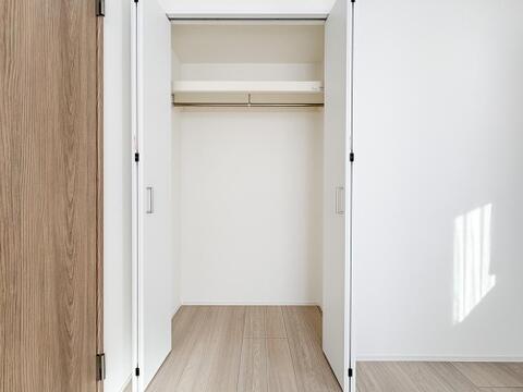 居室にはたっぷりの収納スペースが備わり、衣類や小物をすっきりと整理整頓できます。整理がしやすく、居室を広々と使えるため、快適で清潔感のある空間が保たれます。