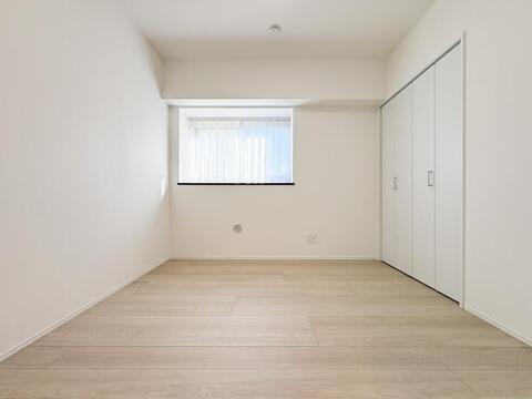 広々な子供部屋は、のびのびと過ごせる空間が魅力です。明るい日差しが差し込み、遊びや勉強に集中できる居心地の良い環境となります。お子さまの成長に合わせたレイアウト変更もしやすく、収納も充実しています。