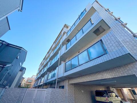 落ち着いた色調とデザインが特徴の外観は、住む人の心を和ませる上品な佇まい。高級感と清潔感が漂い、安心して暮らせる住環境を実感できます。