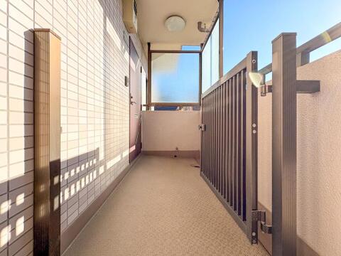 玄関ポーチ付きで、ベビーカーや荷物の一時置きにも便利です。