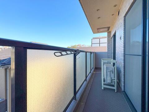 広々なバルコニーは、日当たりが良く、洗濯物がすっきりと乾きやすいのが魅力です。風通しも良いため、毎日のお洗濯が快適に進み、家事の負担が軽減されます。自然の風を感じながら、清々しいひとときを過ごせます。