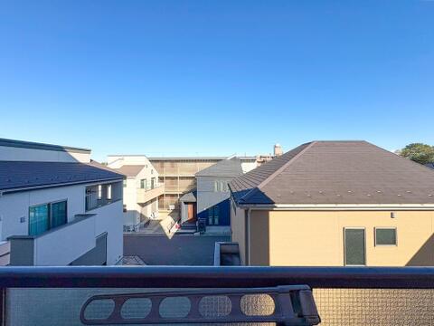 部屋からの眺望が素晴らしく、日常生活に豊かさを感じられる住まいです。遠くの景色が見渡せるため、気分転換やリフレッシュに適した環境が整っており、穏やかな時間を楽しめます。