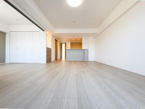 大きな窓から光がたっぷり降り注ぐリビングは、自然とリラックスできる空間です。開放的な広さがもたらす居心地の良さが、日々の生活にゆとりと穏やかさをもたらします。